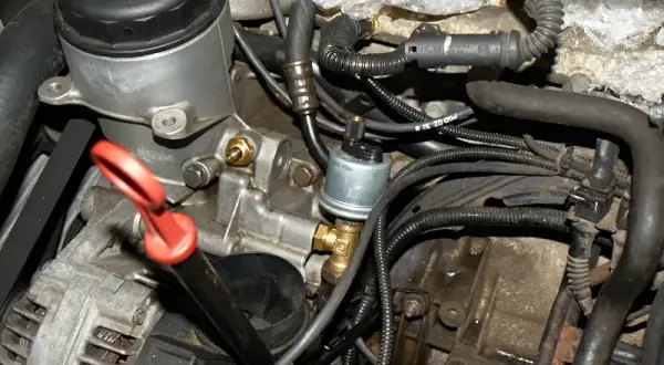 Gdzie jest czujnik temperatury silnika BMW E46? Znajdź go łatwo!