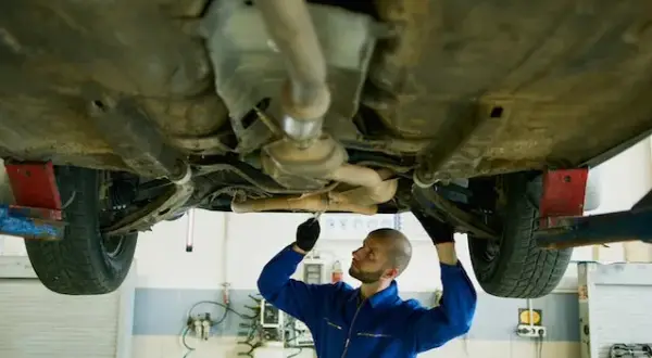 Ile kosztuje wymiana oleju u mechanika? Sprawdź, co wpływa na ceny