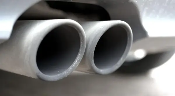 Dlaczego diesel kopci na biało? Oto 5 możliwych przyczyn i rozwiązania