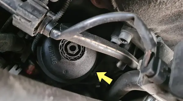 Gdzie jest filtr oleju w Honda CR-V 2.0 benzyna? Znajdź go łatwo