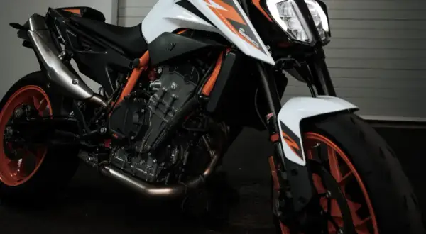 Wymiana oleju w motocyklu co 2 lata – czy to bezpieczne dla silnika?