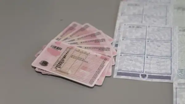 Ile trzeba zapłacić za prawo jazdy? Sprawdź koszty i ukryte opłaty